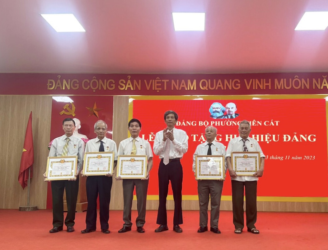 Tiên Cát tổ chức trao tặng huy hiệu đảng đợt 07/11/2023